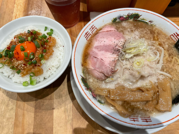 「背脂ラーメン+背脂ライス」@背脂ラーメン チャッチャ亭の写真
