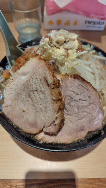 「ラーメン野菜アブラ（1050円）、ルイボスティー、タルタル」@ラーメン富士豚の写真