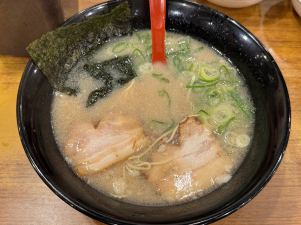 「濃厚豚骨博多ラーメン　かたさ並　こってり」@博多ラーメン 本丸亭 刈谷店の写真