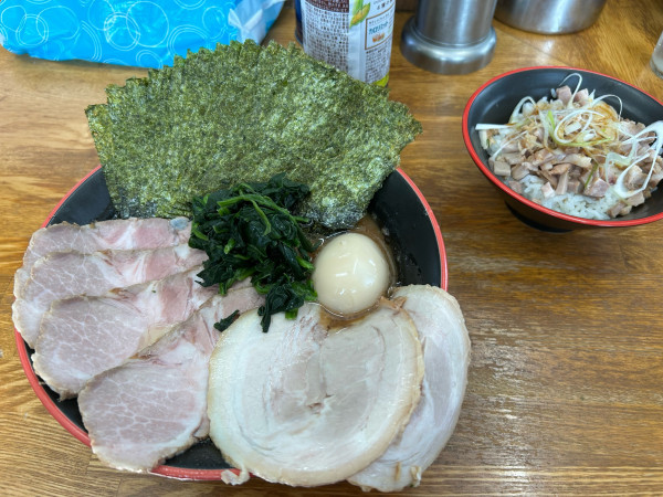 「チャーシューメン＋限定C(バラチャーシュー)×2＋味玉＋海苔W」@麺家 紫極の写真