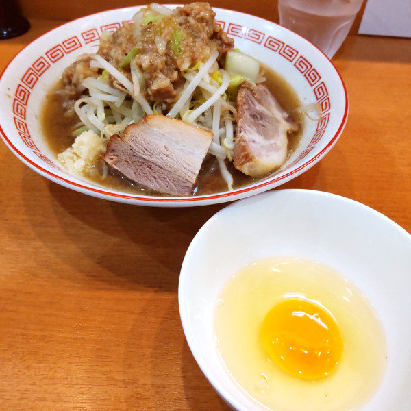 「減ラーメン（￥900）＋生たまご（￥100）」@麺屋杉郎の写真