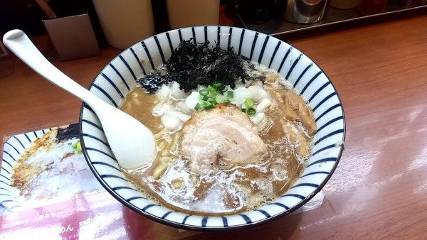 「背脂煮干しらーめん（９５０円）期間限定」@しょうゆのおがわや 北野店の写真