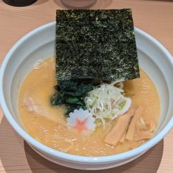 醤油豚骨（中）+炭火肉ネギ飯（930円+300円）