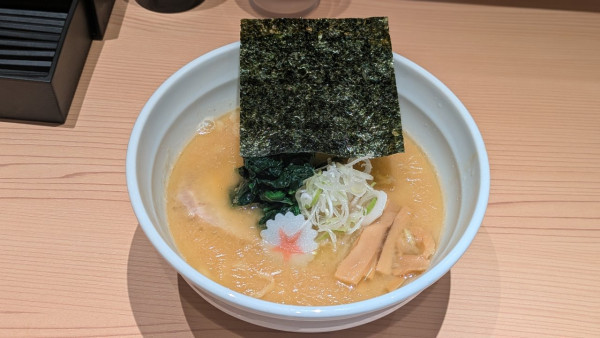 「醤油豚骨（中）+炭火肉ネギ飯（930円+300円）」@横濱中華そば 上星商店 横浜コネクトスクエア店の写真