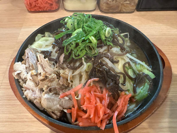 「鉄板焼きラーメン（並盛・100g）950円」@ばりきや源流の写真