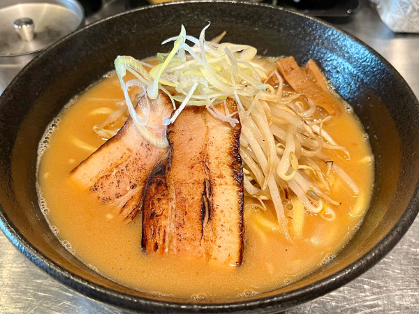 「味噌らぁ麺+ニンニク」@らぁ麺 ようざんの写真