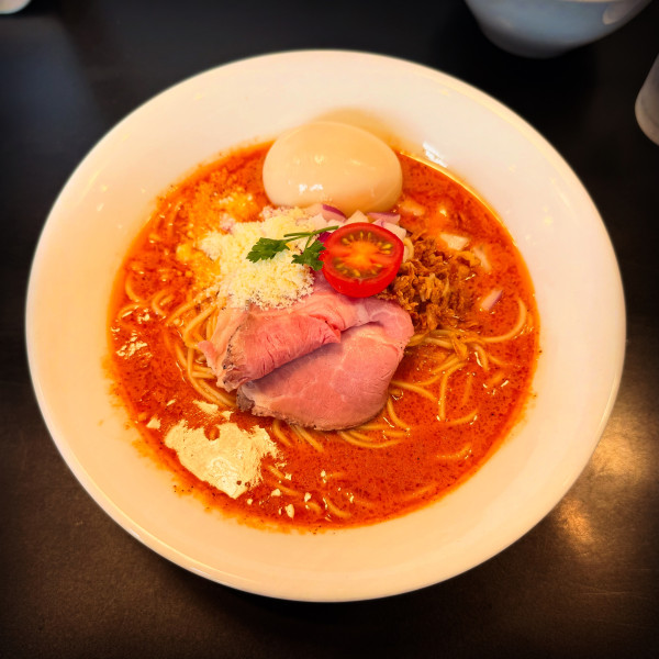 「限定　濃厚チリトマト＋味玉」@麺牛 ひろせの写真