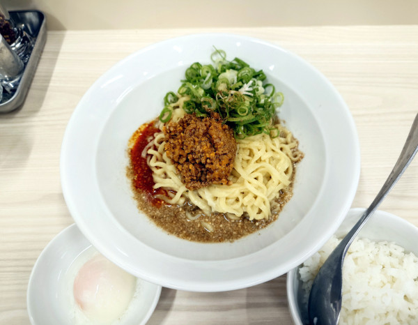 「汁なし担々麺 並(太麺)+温玉+ミニライス」@汁なし担々麺 あおいの写真