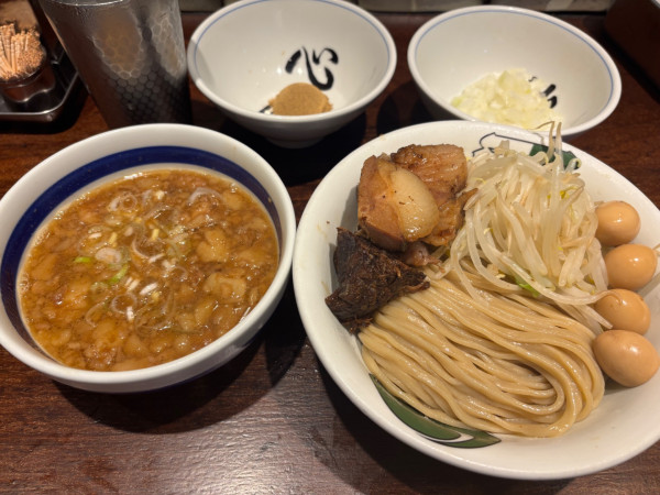「つけ麺並　うずら玉ねぎ魚粉」@ラーメン 雷 東京本丸店の写真