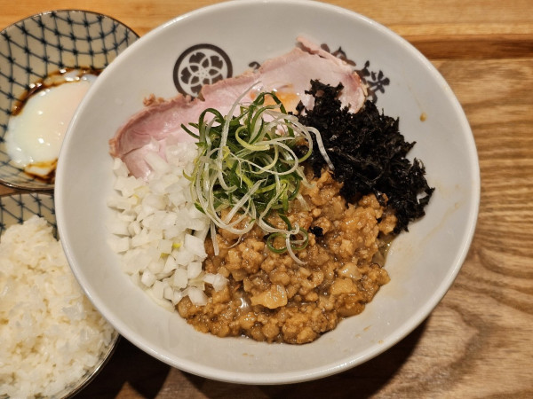 「炭火油そば＋背脂マシ＋ライス　950＋100＋130円」@つけ蕎麦 津桜の写真