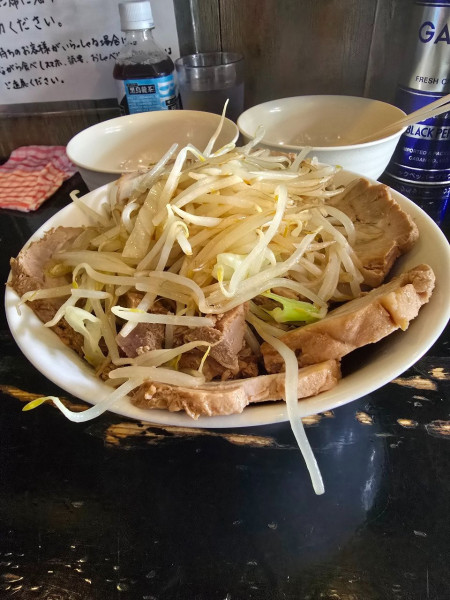 「まぜそば(並)しょうゆ、豚増し×5 生たまご 味付け背あぶら」@踊ろうサンダーバードの写真