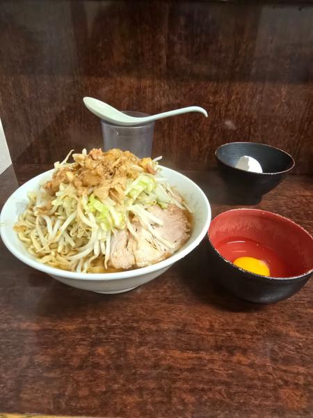 「小ラーメン＋生卵　ニンニク　アブラマシマシ」@ラーメン二郎 めじろ台店の写真