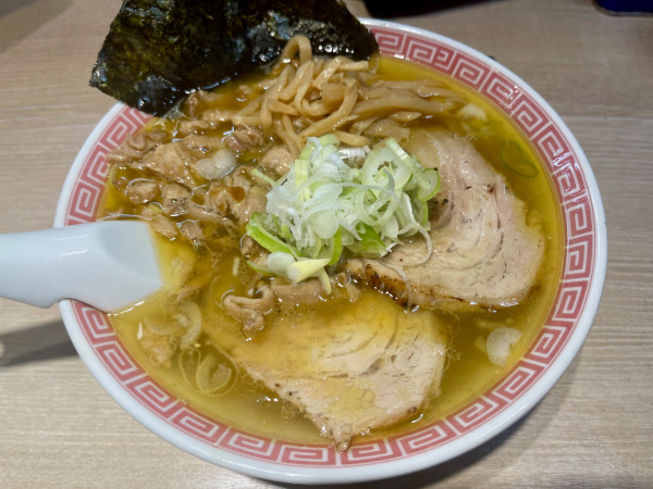 「豚バラ中華そば  塩  TP鶏皮」@まるえ中華そばの写真