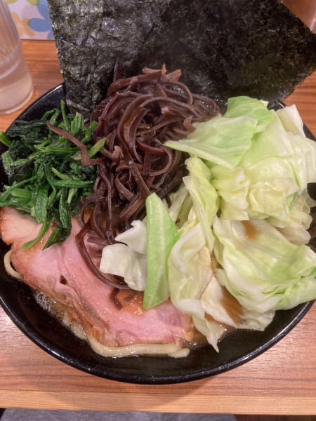 「ラーメン、キクラゲ、キャベツ」@横浜家系らーめん 輝道家の写真