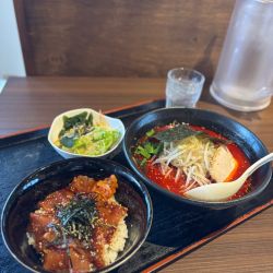 漬けマグロ丼ランチ【牛骨辛らーめん】