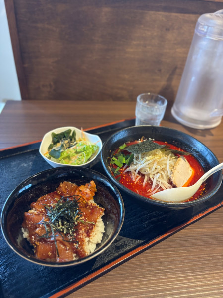 「漬けマグロ丼ランチ【牛骨辛らーめん】」@らーめんごうの写真