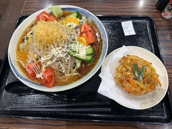 「ぶっかけサラダそば（並盛）850円」@そば三昧 高崎店の写真