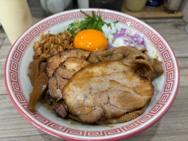 「まぜそば全部入り　(1,300円)」@徳島NOODLE ぱどるの写真