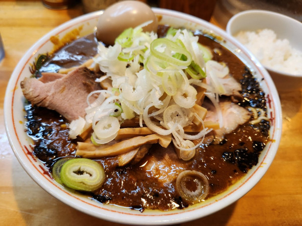 「カレーそば　味玉　半ご飯」@なるめんの写真