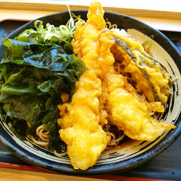 「【季節限定】冷しとり天おろし（￥750）＋三陸わかめ（クーポ」@ゆで太郎 大森駅前店の写真