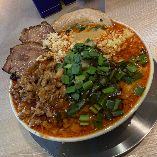 「チャーシュー担々麺・鶏皮トッピング ・無料トッピング全部」@元祖巣鴨式手打担々麺まるえの写真