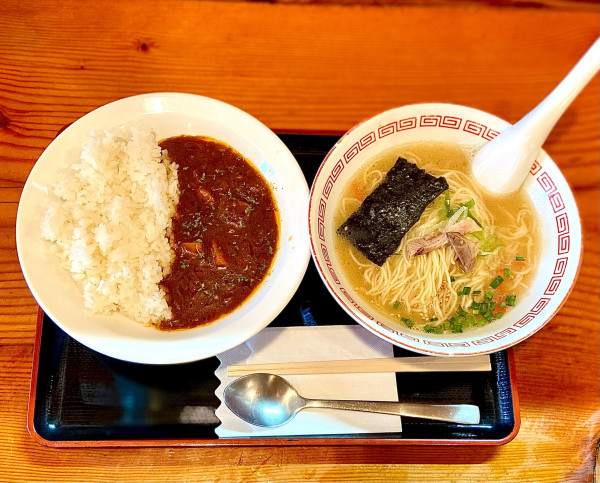 「Fセット【大人の牛すじカレーライスとらーめんのセット】」@煮込み食堂 まるしばの写真