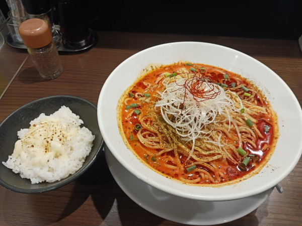 「冷やし担々麺大盛5辛+炙りチーズご飯」@うさ担 浦和本店の写真