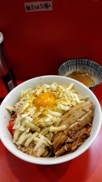 「チーズカレーまぜそば+麺300g+チーズ×2+生卵」@まぜそばマゼロー 船橋店の写真