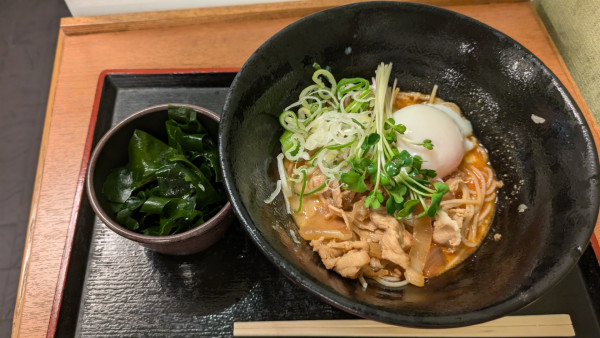 「【夏メニュー】坦々風冷やしそば、三陸わかめ（クーポン）」@ゆで太郎 水道橋店の写真