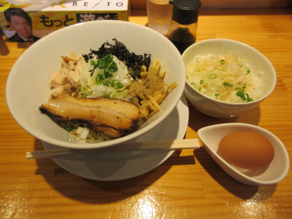 「限定　煮干しの油そば（８５０円）＋ＴＫＧ３５０円」@麺ゃこもんの写真