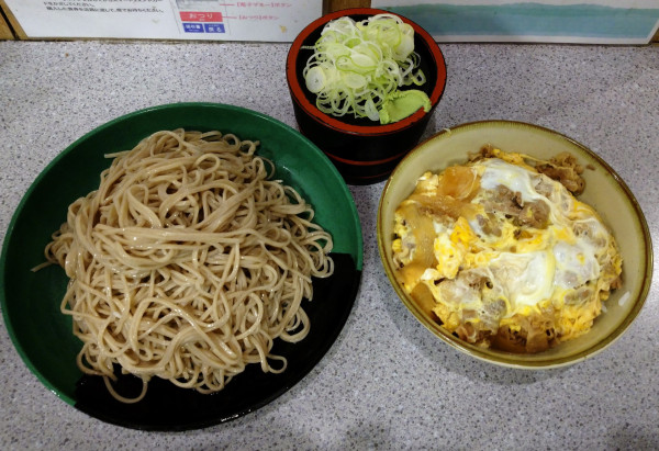 「牛とじ丼セット＋大盛り」@甲斐そばの写真