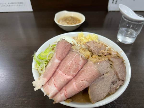 「ラーメン小+豚MIX、ゆで卵」@ラーメンどでん 大宮店の写真