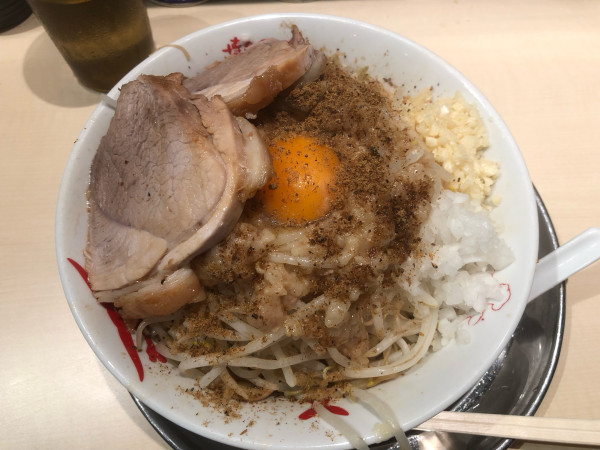 「まぜ麺（1,100円）ニンニク、脂、玉ねぎ、魚粉」@麺でる 立川店の写真