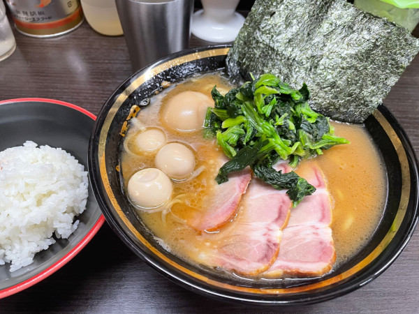 「勝鬨ラーメン、小ライス、瓶ビール」@横濱家系ラーメン 勝鬨家の写真