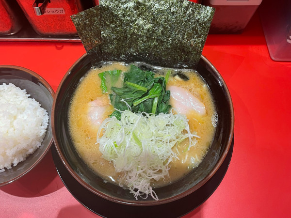 「ラーメン¥900薬味ネギ¥120ライス¥150」@ラーメン 三楽家の写真
