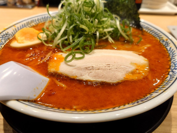 「熟成醤油とんこつ赤（ドッカンねぎ）」@丸源ラーメン 西府中店の写真