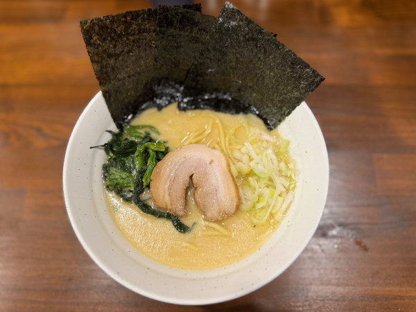 「塩豚骨ラーメン 900円」@横浜家系ラーメン 三浦商店の写真