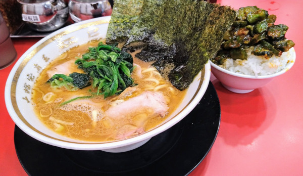 「ラーメン(味濃いめ･麺硬め)+海苔･ライス」@大輝家直系 麺屋 旭の写真