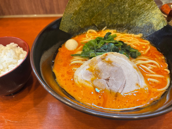 「辛ラーメン　950円」@横浜家系ラーメン赤家 篠崎駅前店の写真