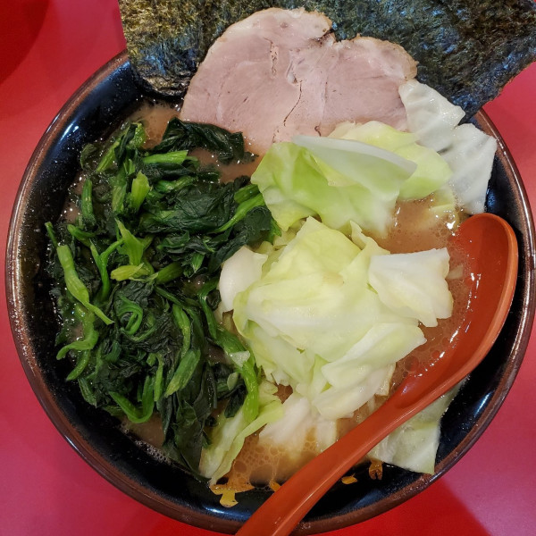 「ラーメン。キャベツほうれん草増し」@横浜ラーメン おか本の写真