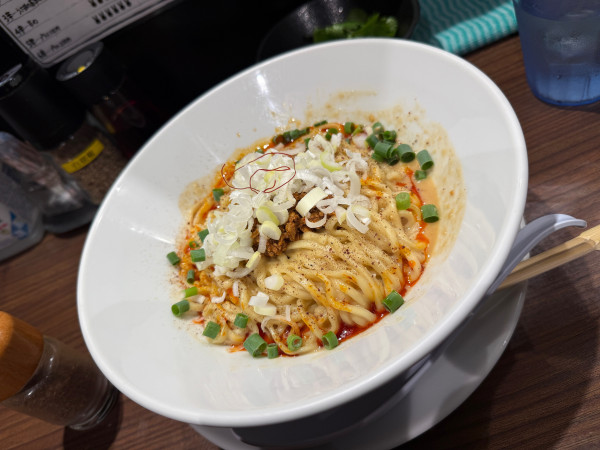 「汁無し担々麺黒」@うさ担 浦和本店の写真