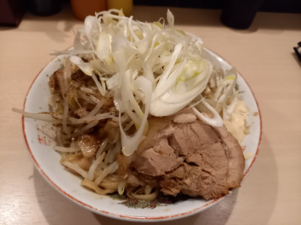 「まぜそば(小)アブラマシ・野菜・ガリマヨ」@鷹の目 蒲田店の写真