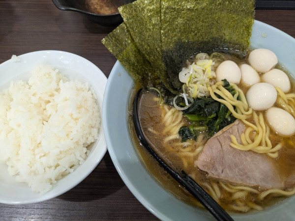 「らーめん、うずら玉子、ライス並」@横浜家系らーめん 侍 上野店の写真