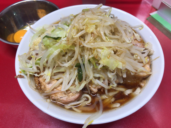 「小ラーメン豚2枚(ニンニク少なめ、カラメ)+生たまご 1000円」@ラーメン二郎 越谷店の写真