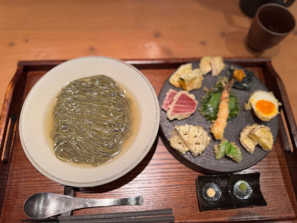 「松 抹茶麺 天ぷら十種[雲丹.海老.まぐろ付]2480円」@葵洛の写真