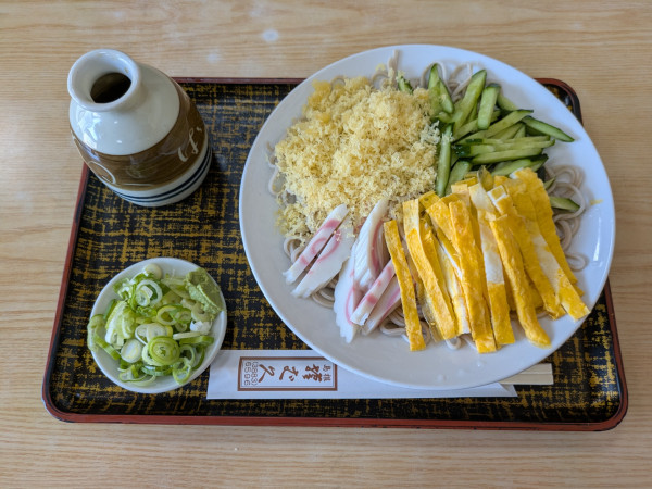 「冷たぬき(そば)＋大盛り：700円＋100円」@そば久の写真