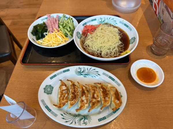 「黒酢しゃうゆ冷し麺（並盛）＋餃子（6個）セット940円」@日高屋 イーサイト高崎店の写真