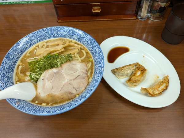 「濃厚大門らーめん+餃子3つ」@ちょっと美味しい中華食堂 大門の写真