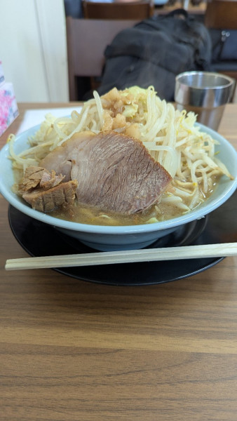 「俺道ラーメン、チャーシュー1枚、野菜、ニンニク」@俺の生きる道 千葉駅店の写真