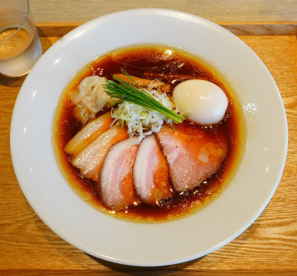 「特製 中華蕎麦＜醤油＞（手もみ麺）」@宍道湖しじみ中華蕎麦 琥珀 東京本店の写真